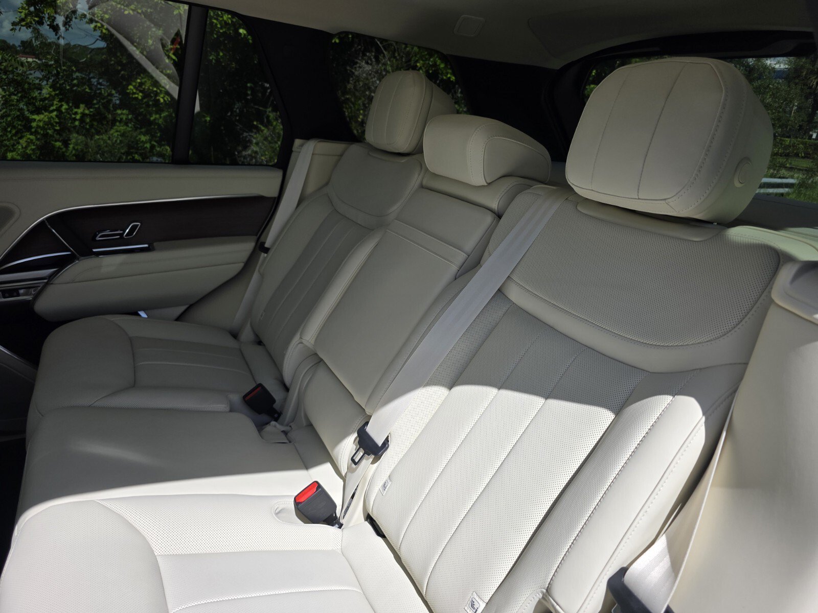 New 2026 Santorini Black Land Rover P400 SE image 13