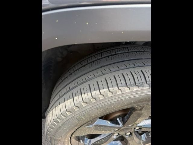 Used 2024 Gray Jeep Limited image 13