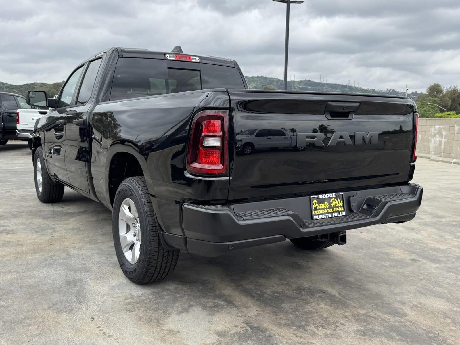 New 2026 Diamond Black Crystal Pearl-Coat Exterior Paint RAM Tradesman image 4