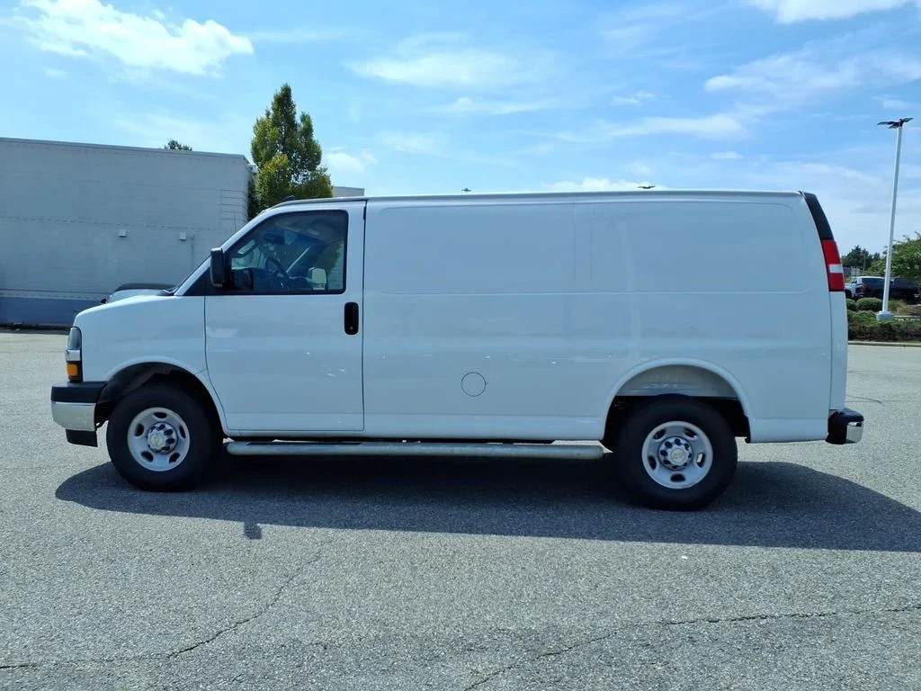 Used 2025 White Chevrolet Work Van image 23