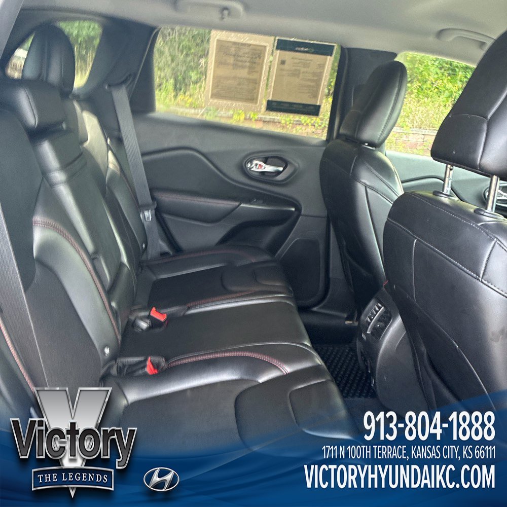 Used 2019 Silver Jeep Trailhawk image 10