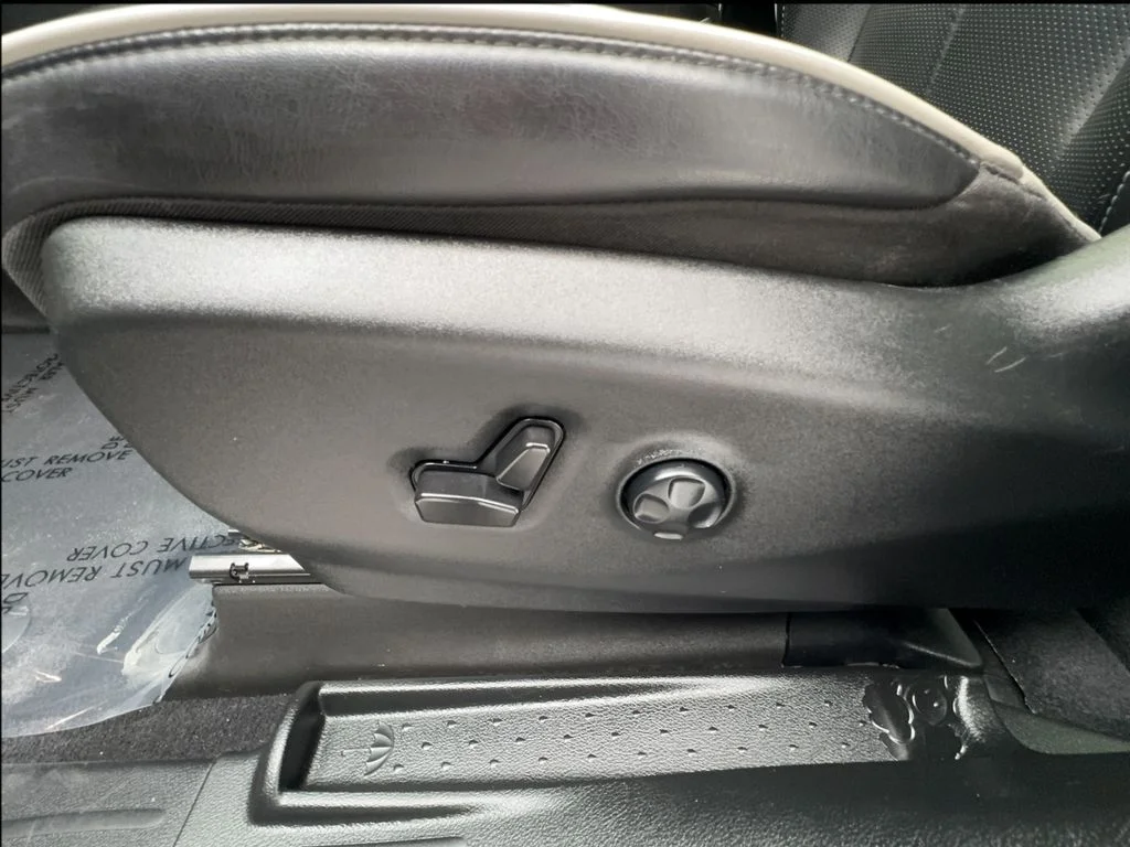 Used 2025 Black Chrysler Limited image 20