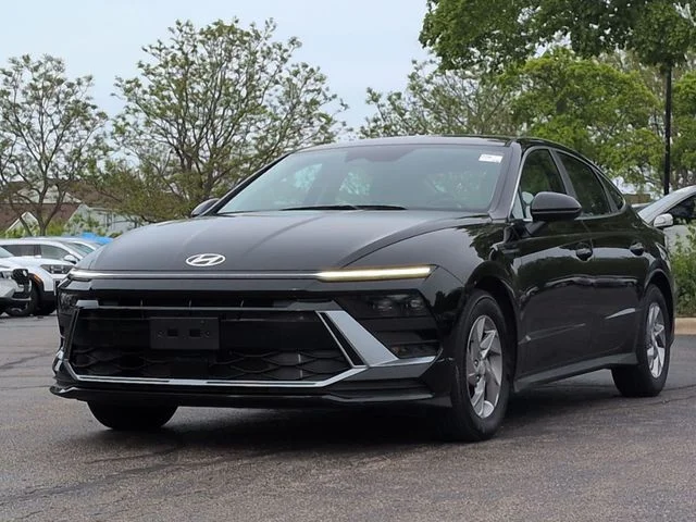 Used 2026 Black Hyundai SE image 3