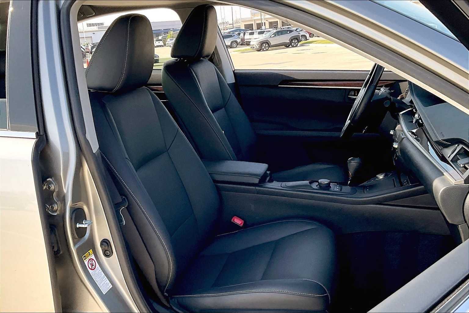 Used 2015 Atomic Silver Lexus  image 8