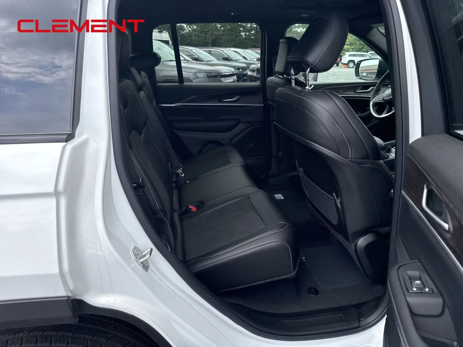 New 2026 Bright White Clear-Coat Exterior Paint Jeep Altitude image 17