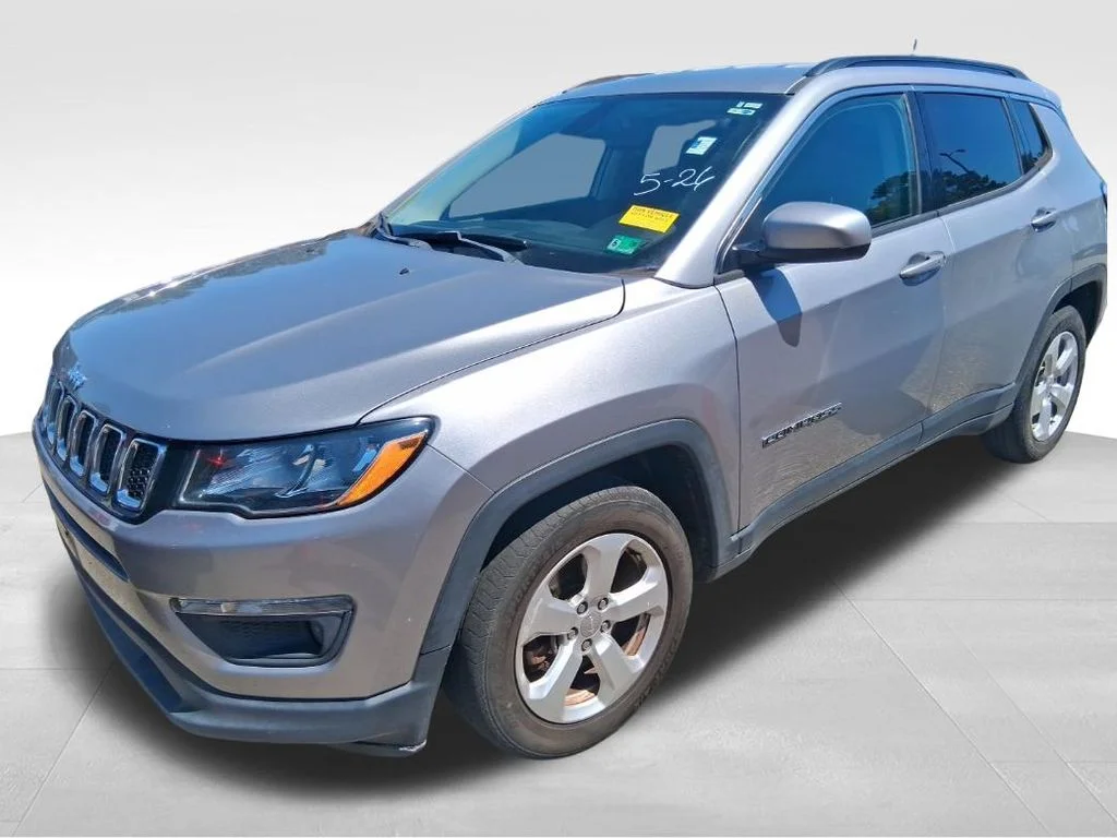 Used 2019 Silver Jeep Latitude image 10