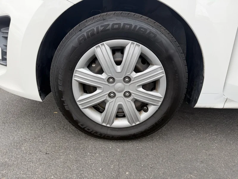 Used 2022 Clear White Kia LX image 32