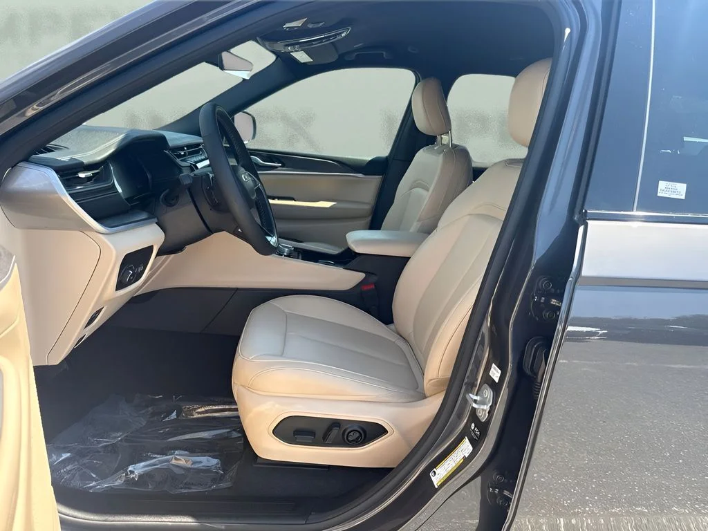 Used 2025 Gray Jeep Limited image 9