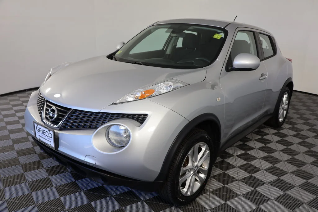 Used 2014 Brilliant Silver Nissan S image 4