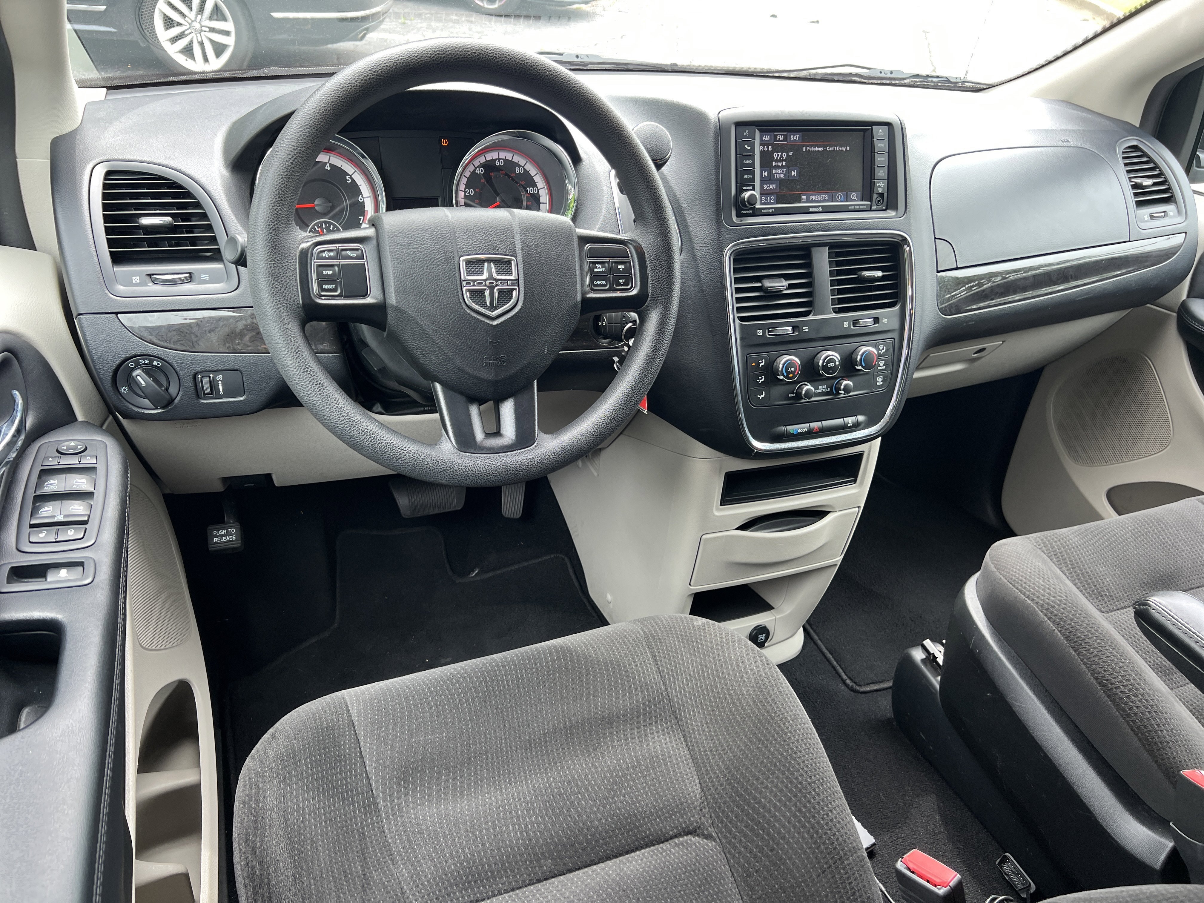 Used 2019 Black Onyx Crystal Pearlcoat Dodge SE image 21