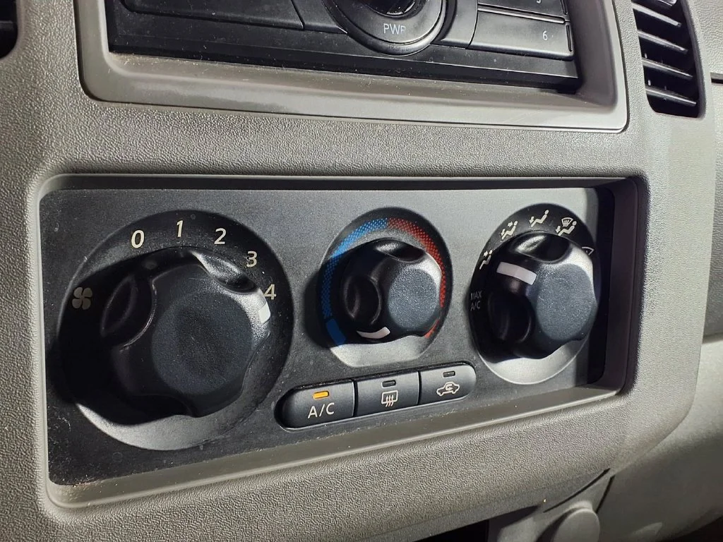 Used 2008 Gray Nissan LE image 22