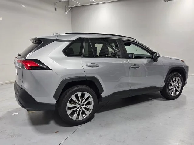 Used 2021 Silver Toyota XLE Premium image 14