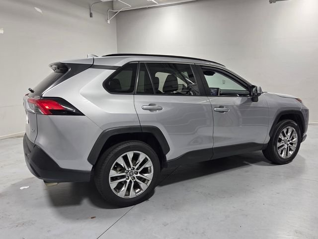 Used 2021 Silver Toyota XLE Premium image 14