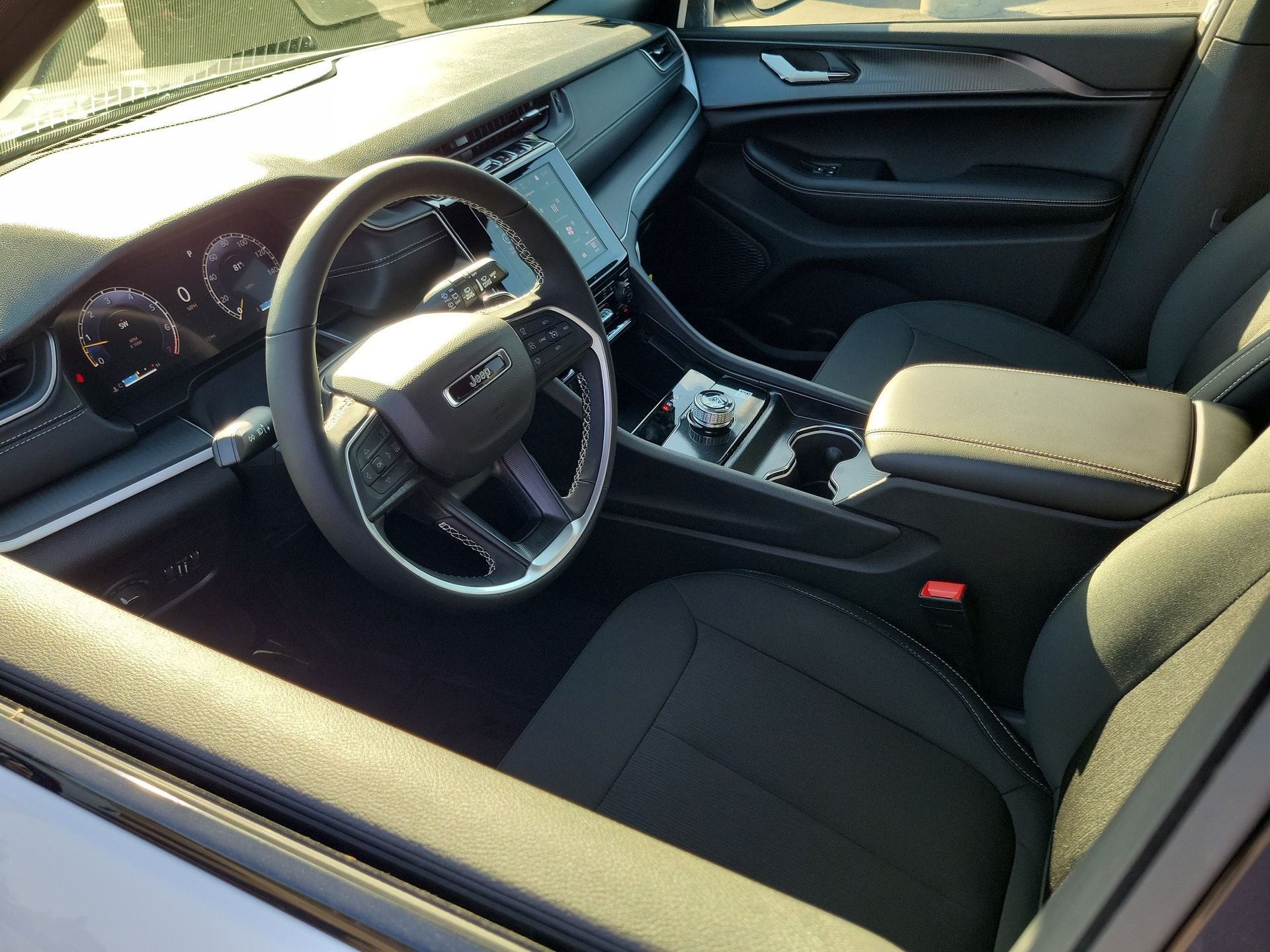 New 2026 Bright White Clear-Coat Exterior Paint Jeep Laredo X image 3