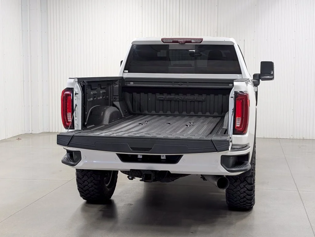 Used 2022 White Frost Tricoat GMC Denali image 24