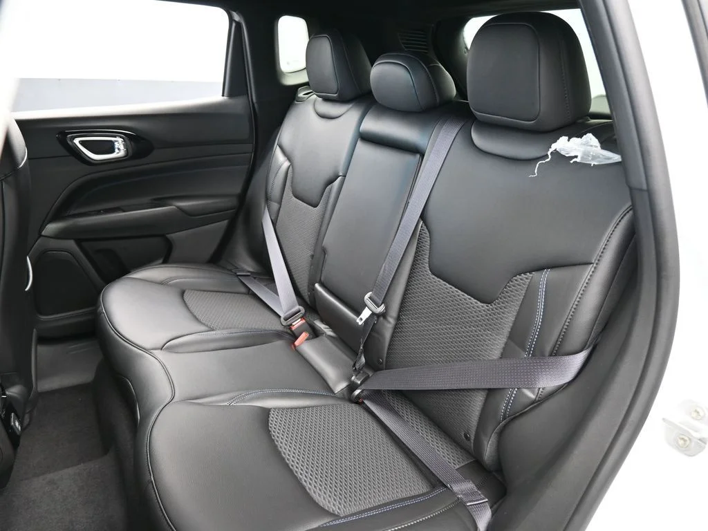 New 2026 Bright White Clear-Coat Exterior Paint Jeep Latitude image 28