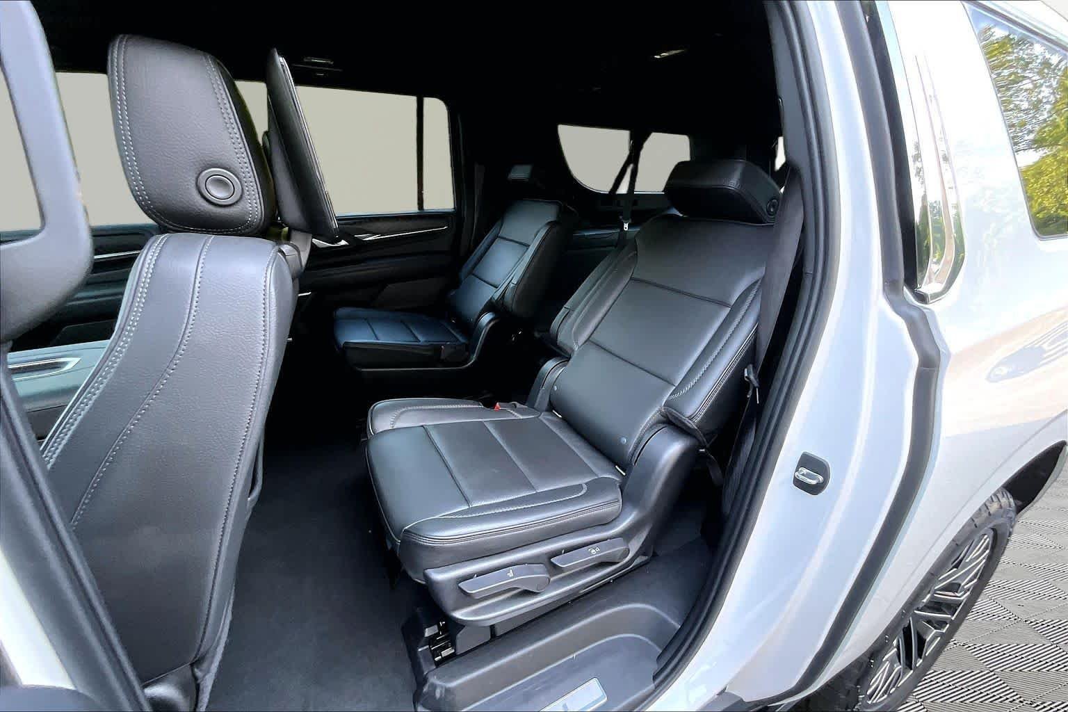 Used 2022 White Frost Tricoat GMC Denali image 21