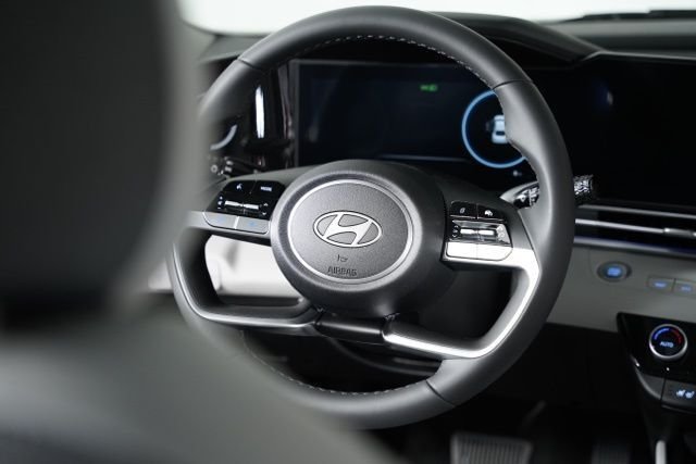 2025 Hyundai Elantra Limited - Photo 6