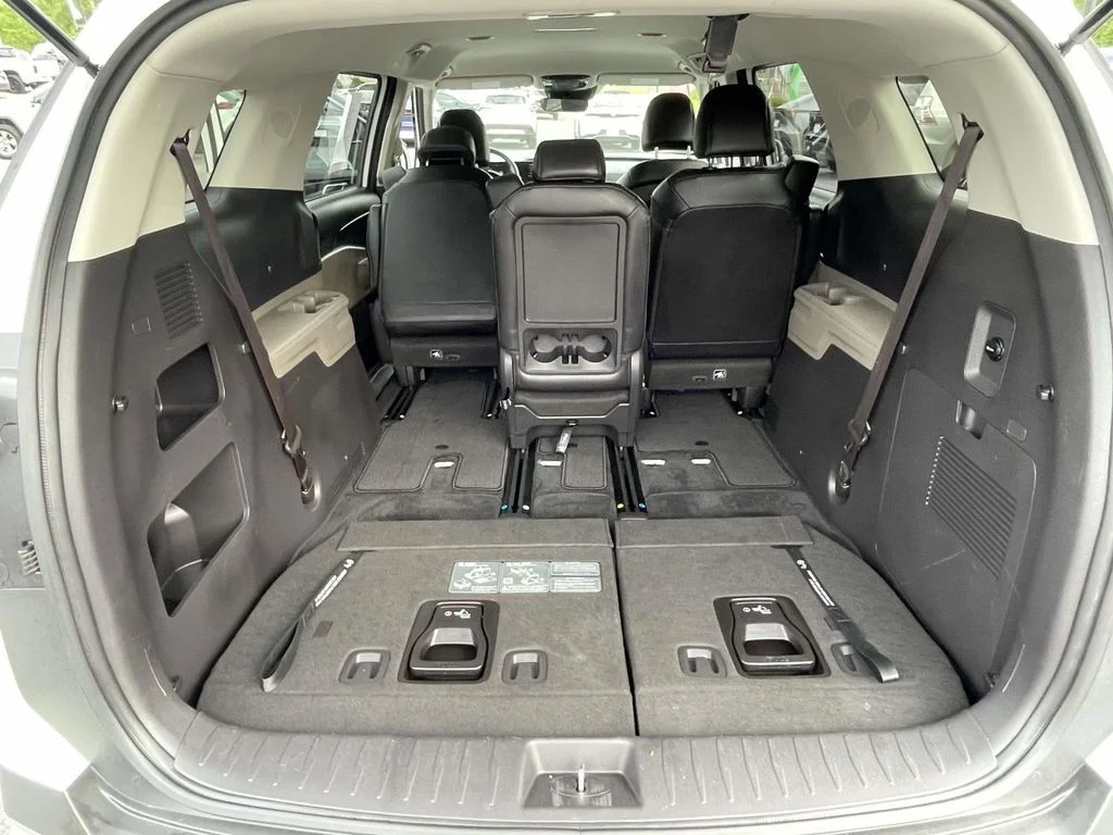 Used 2025 Snow White Pearl Kia LXS image 9