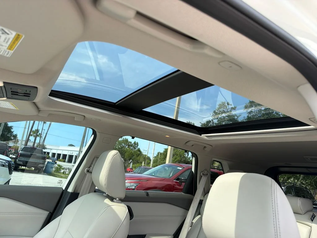 Used 2023 White Nissan SL image 17