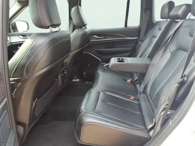 Used 2024  Jeep Y image 23