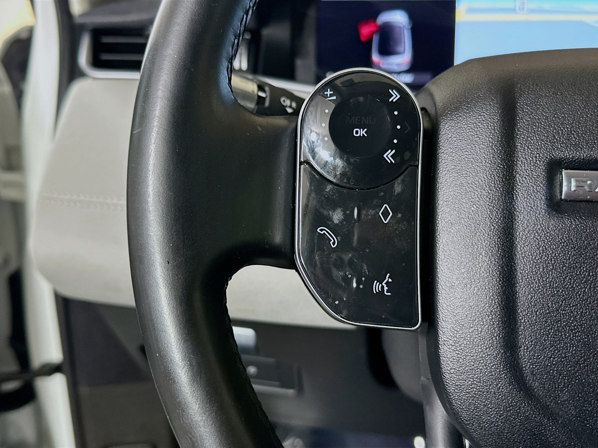 Used 2020 White Land Rover SE image 16