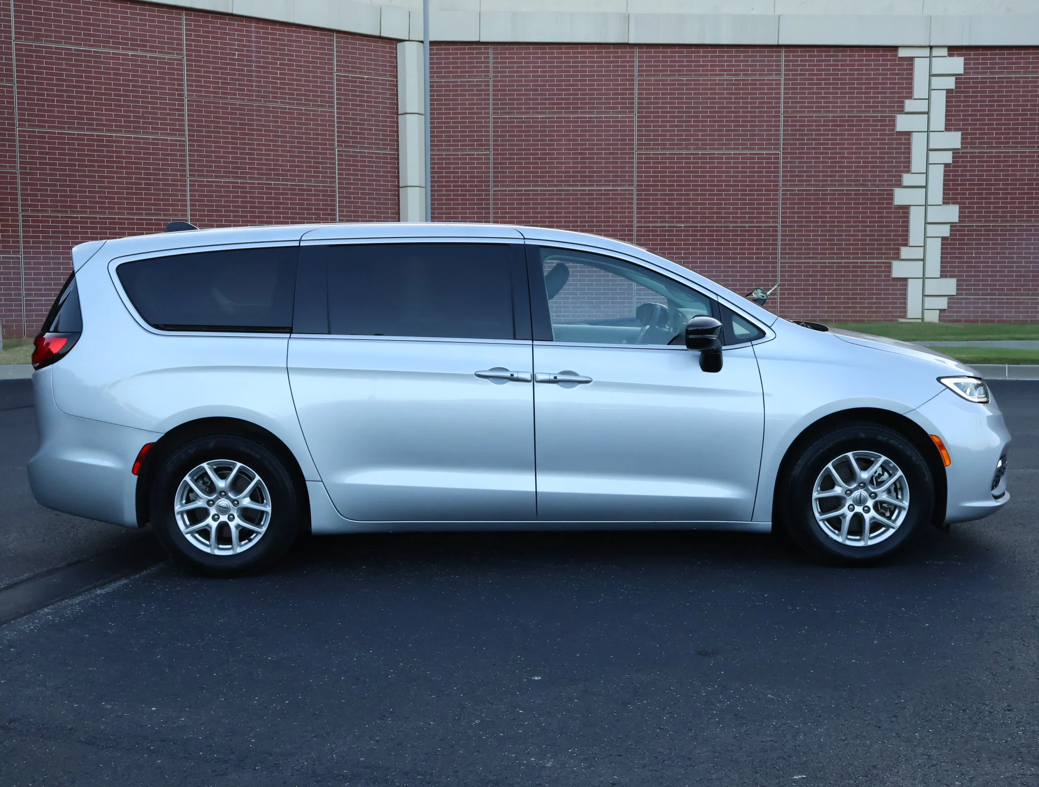 Used 2024 Silver Mist Cle Chrysler Touring L image 35