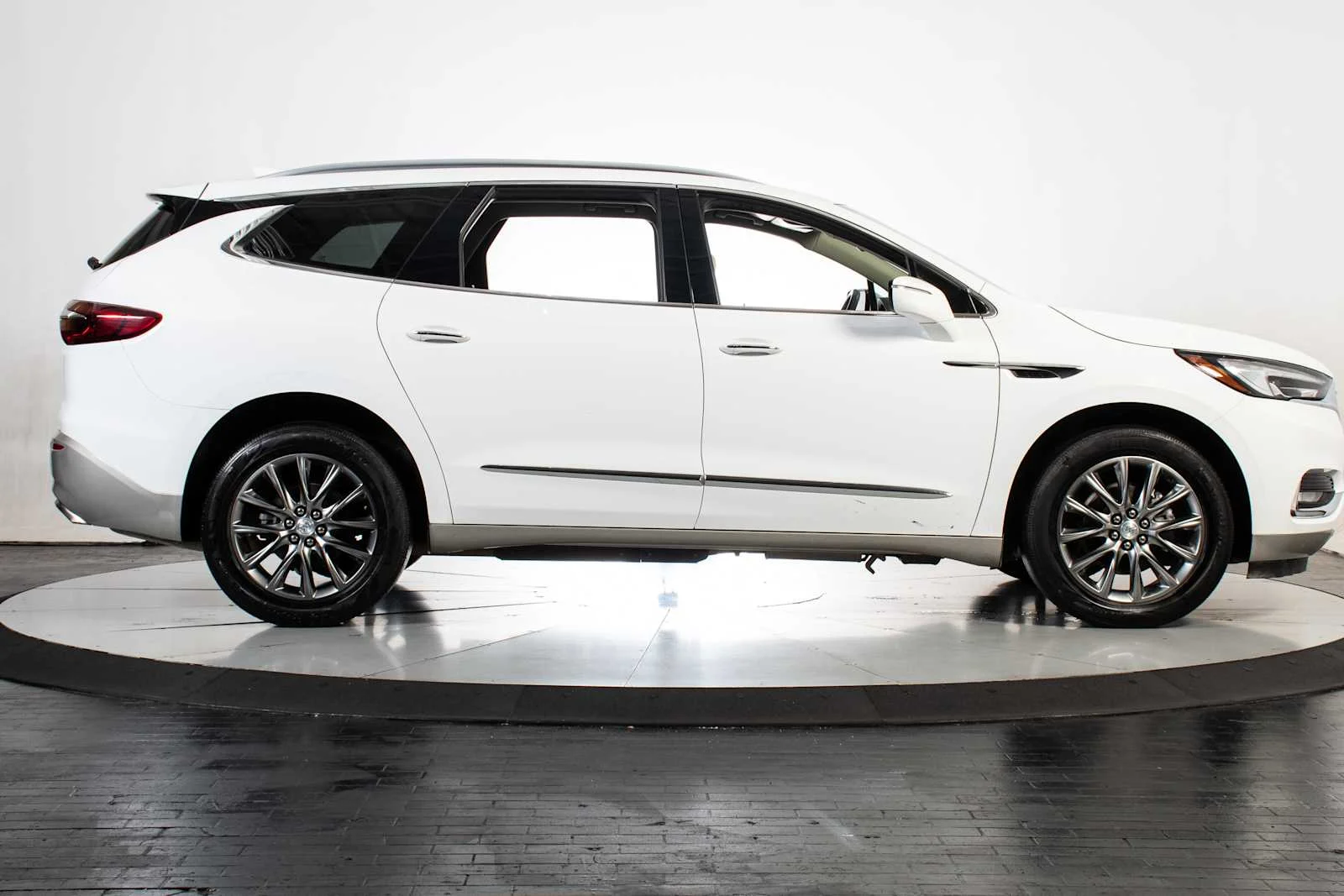 Used 2021 Summit White Buick Essence image 7