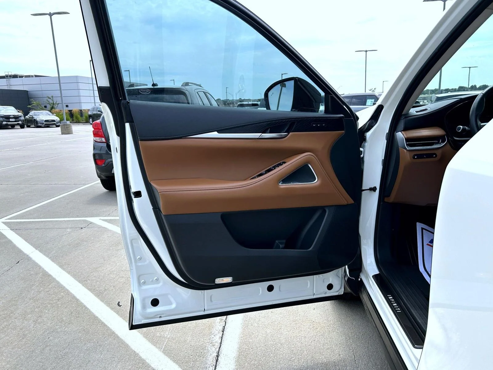 Certified Used 2023 White INFINITI Sensory image 9