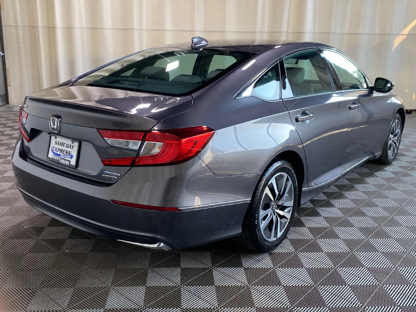 Used 2018 Modern Steel Metallic Honda Touring image 4