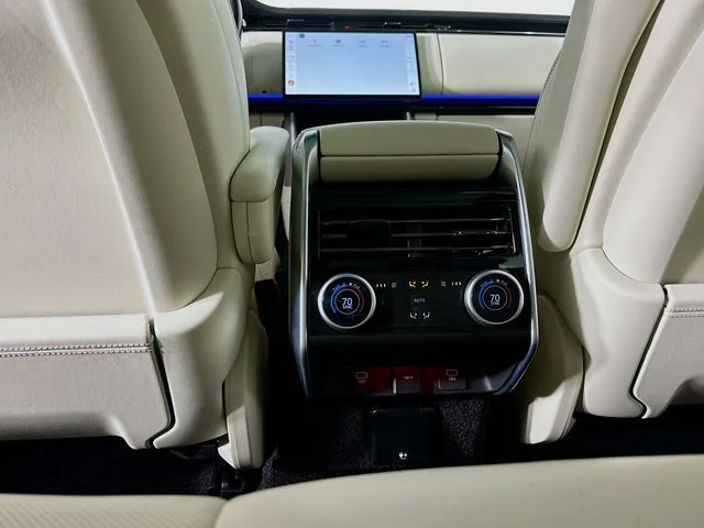 Used 2025 White Land Rover Autobiography image 26