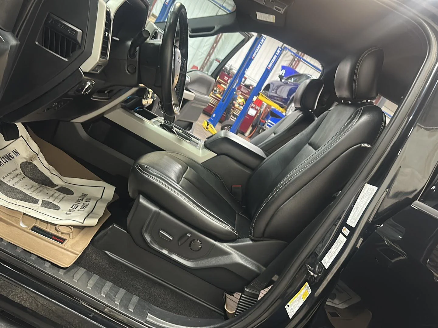 Used 2019 Agate Black Metallic Ford LARIAT image 15