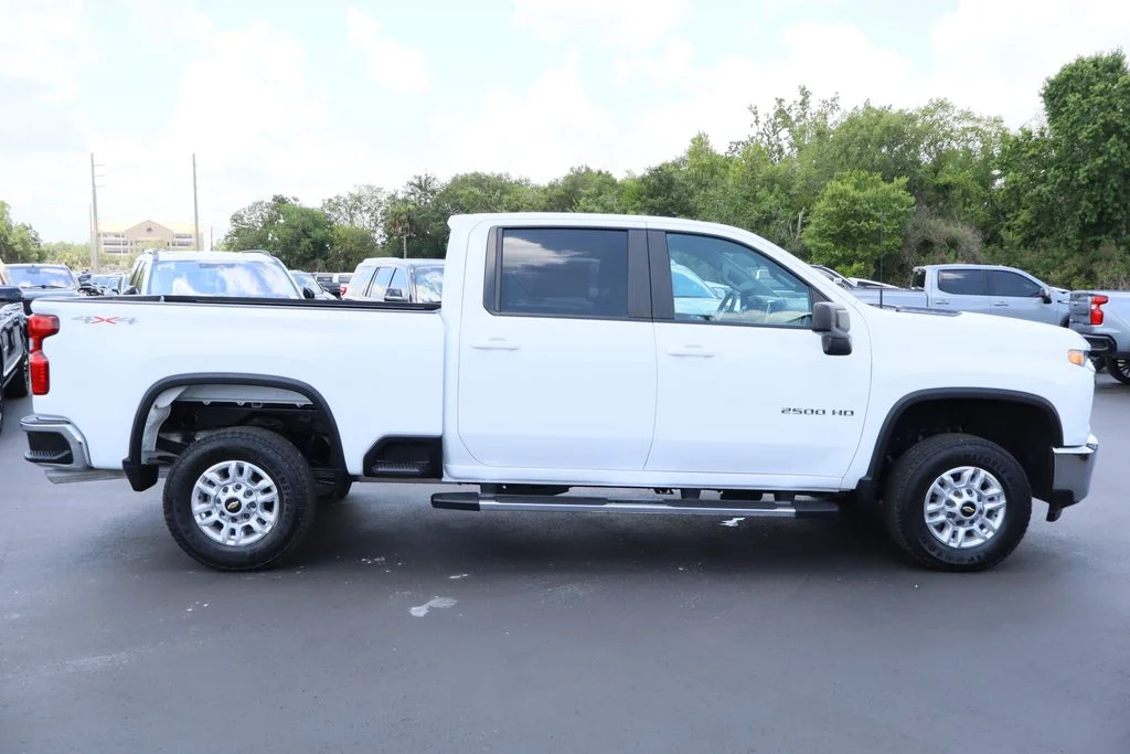 Used 2022 White Chevrolet LT image 10