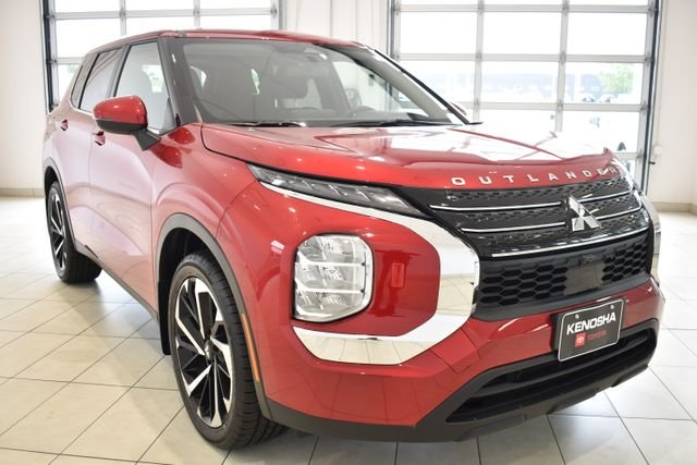 2022 Mitsubishi Outlander ES S-AWC's photo