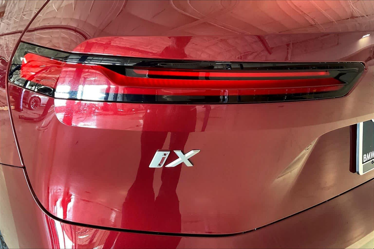 Used 2026 Aventurin Red Metallic BMW xDrive60 image 14