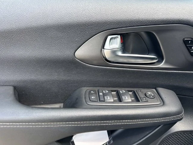 Used 2025 White Chrysler Select image 40