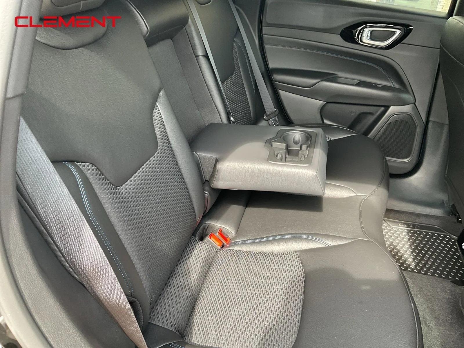 New 2026 Diamond Black Crystal Pearlcoat Jeep Latitude image 21