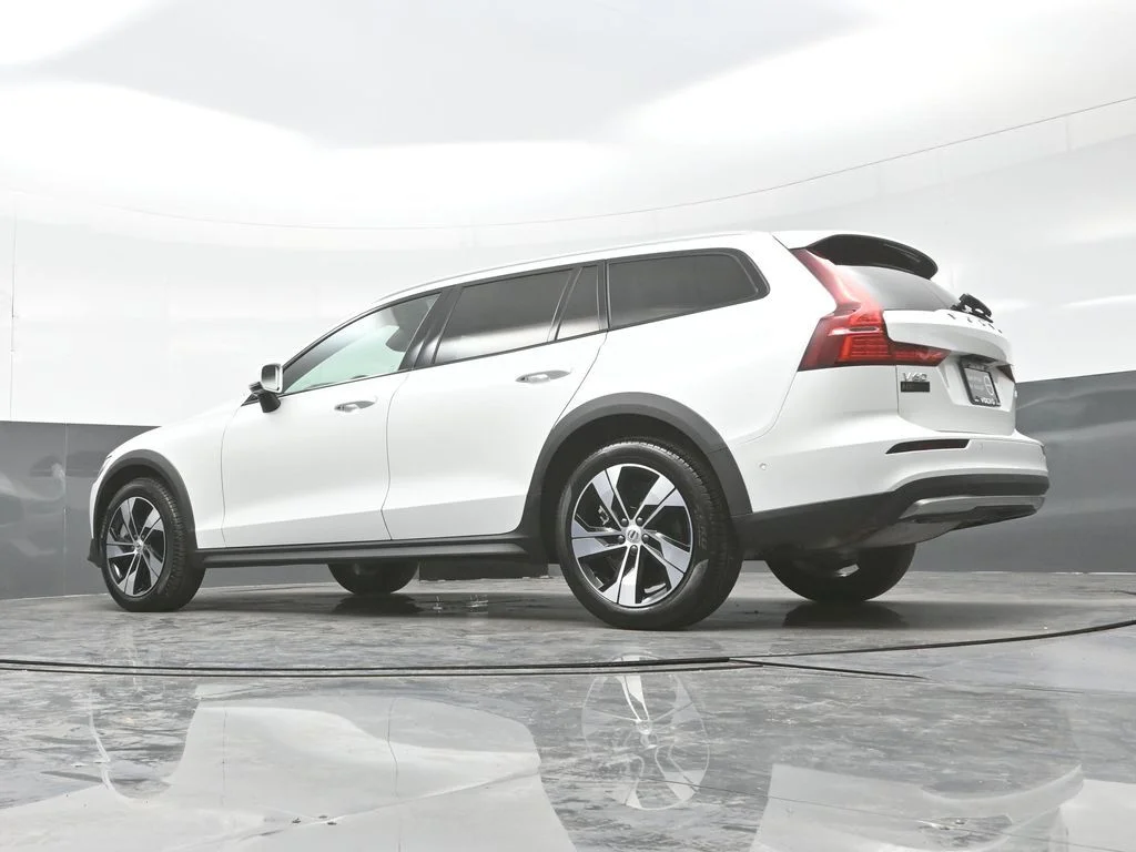 Certified Used 2026 Crystal White Volvo Plus image 27