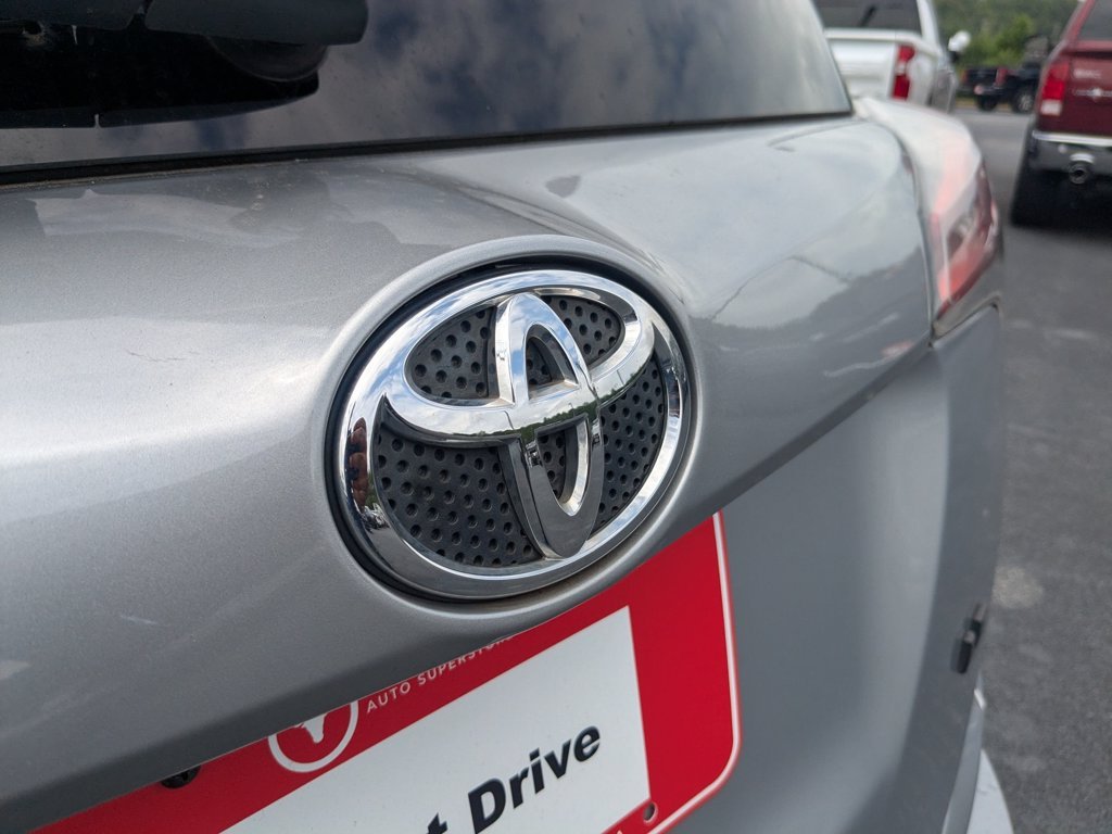 Used 2018  Toyota LE image 27