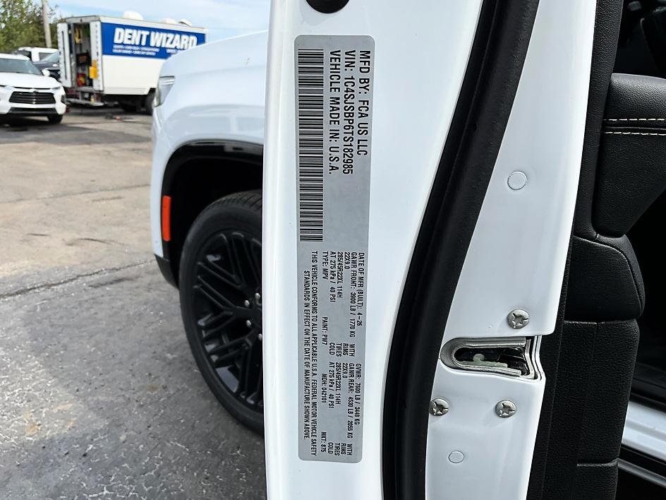 New 2026 Bright White Clear-Coat Exterior Paint Jeep Limited Reserve image 43