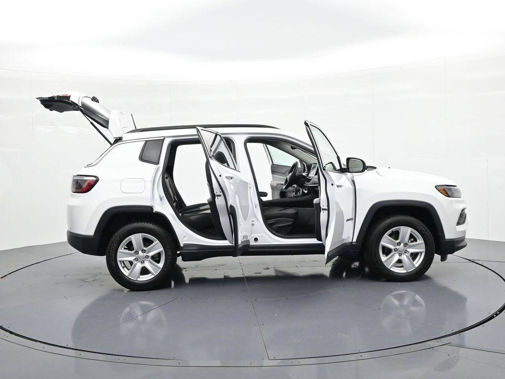 Used 2022 Bright White Clearcoat Jeep Latitude image 23