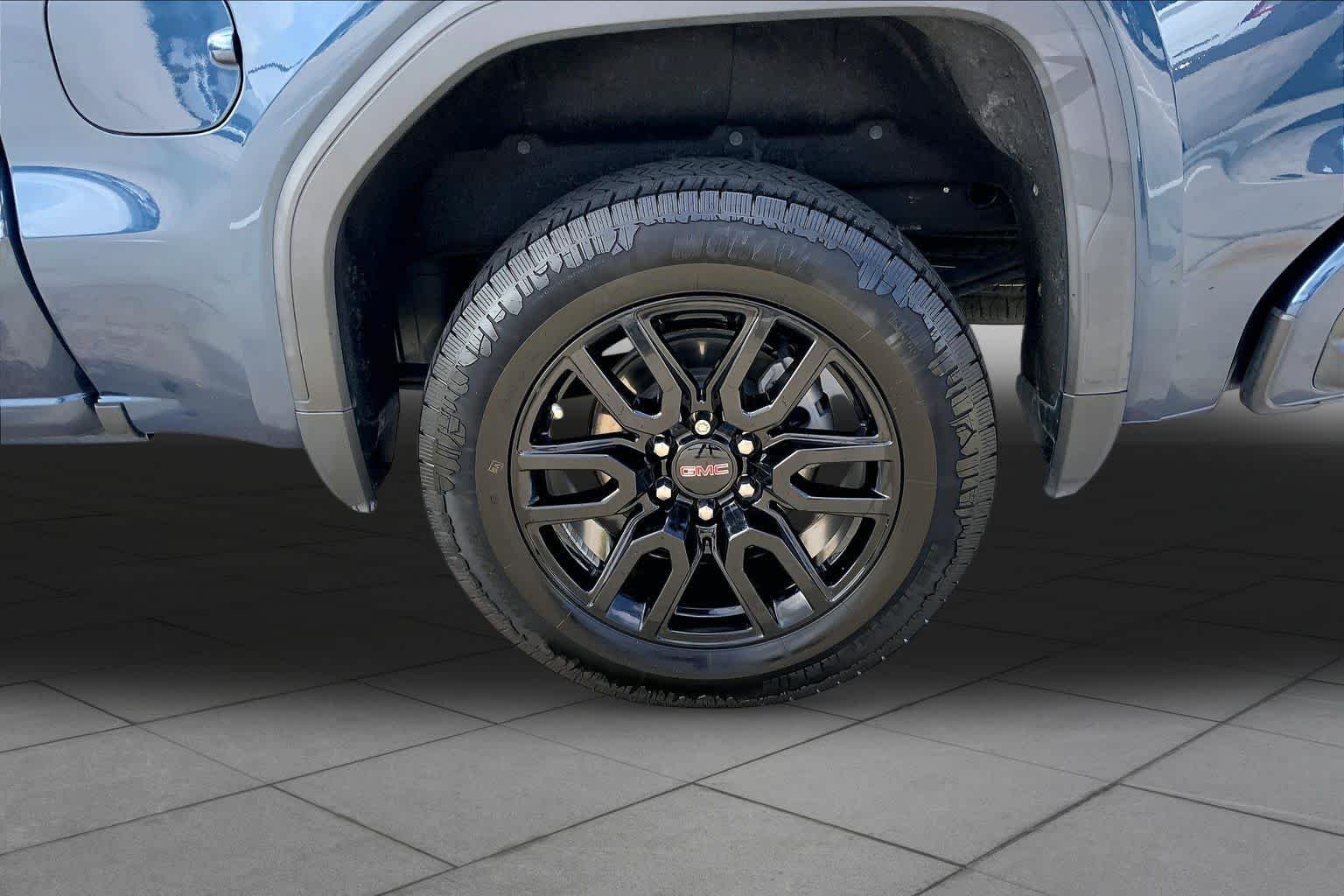 Used 2021 Pacific Blue Metallic GMC Elevation image 11