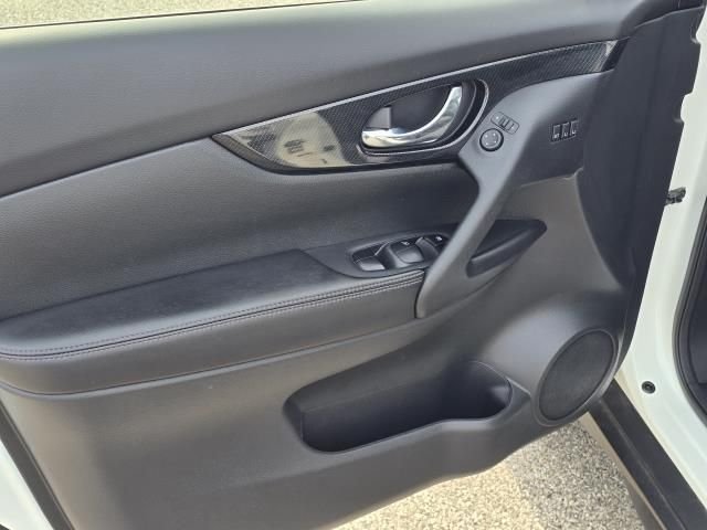Used 2019  Nissan SL image 16