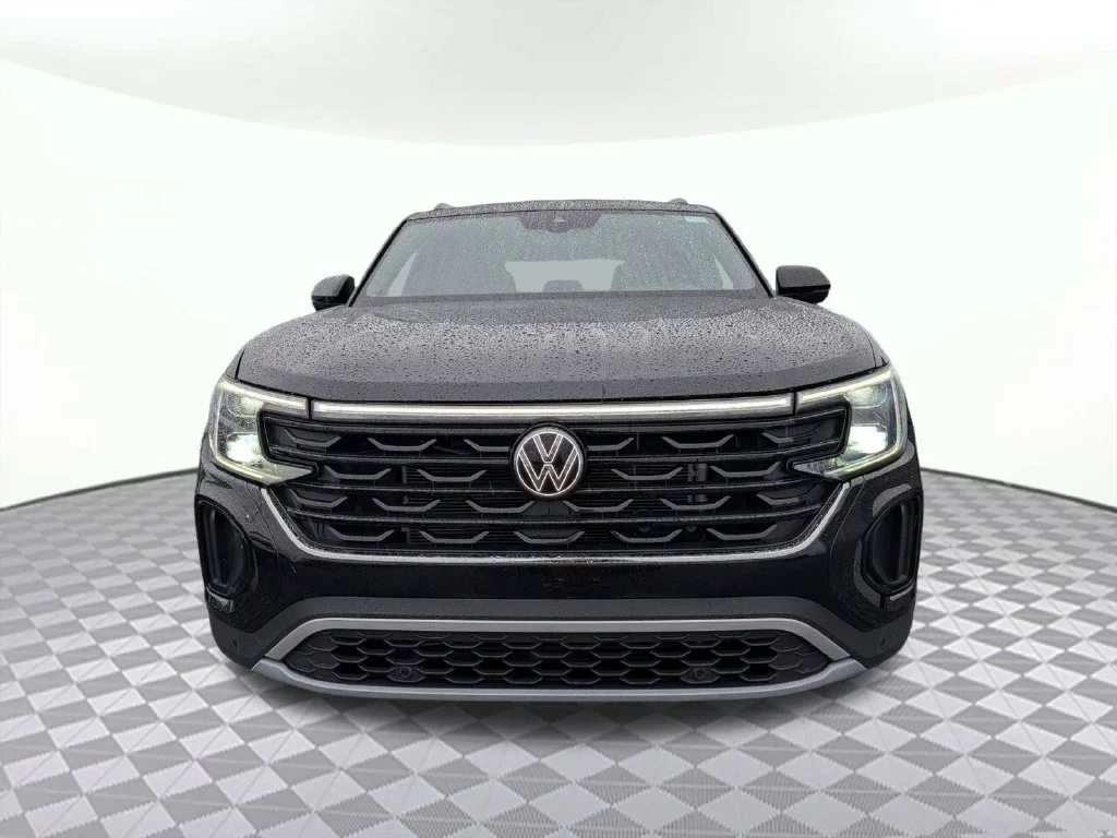 Certified Used 2025 Deep Black Pearl Effect Volkswagen 2.0T SE w/Technology image 6