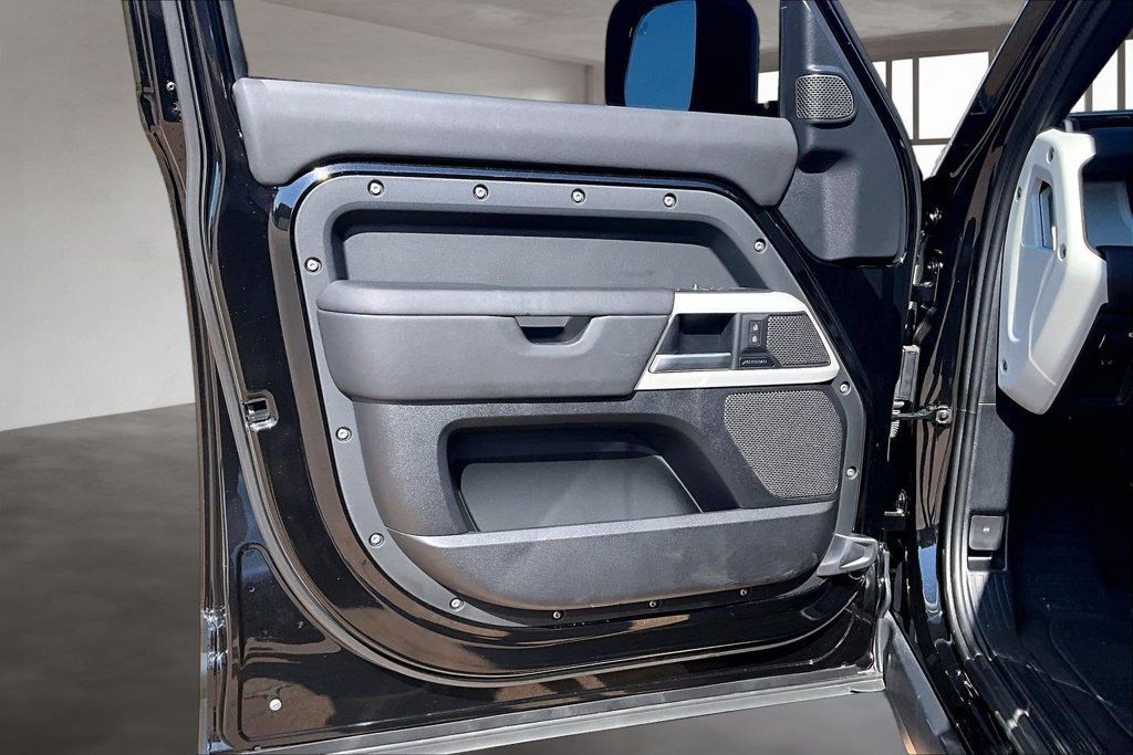 Used 2024 Black Land Rover S image 17