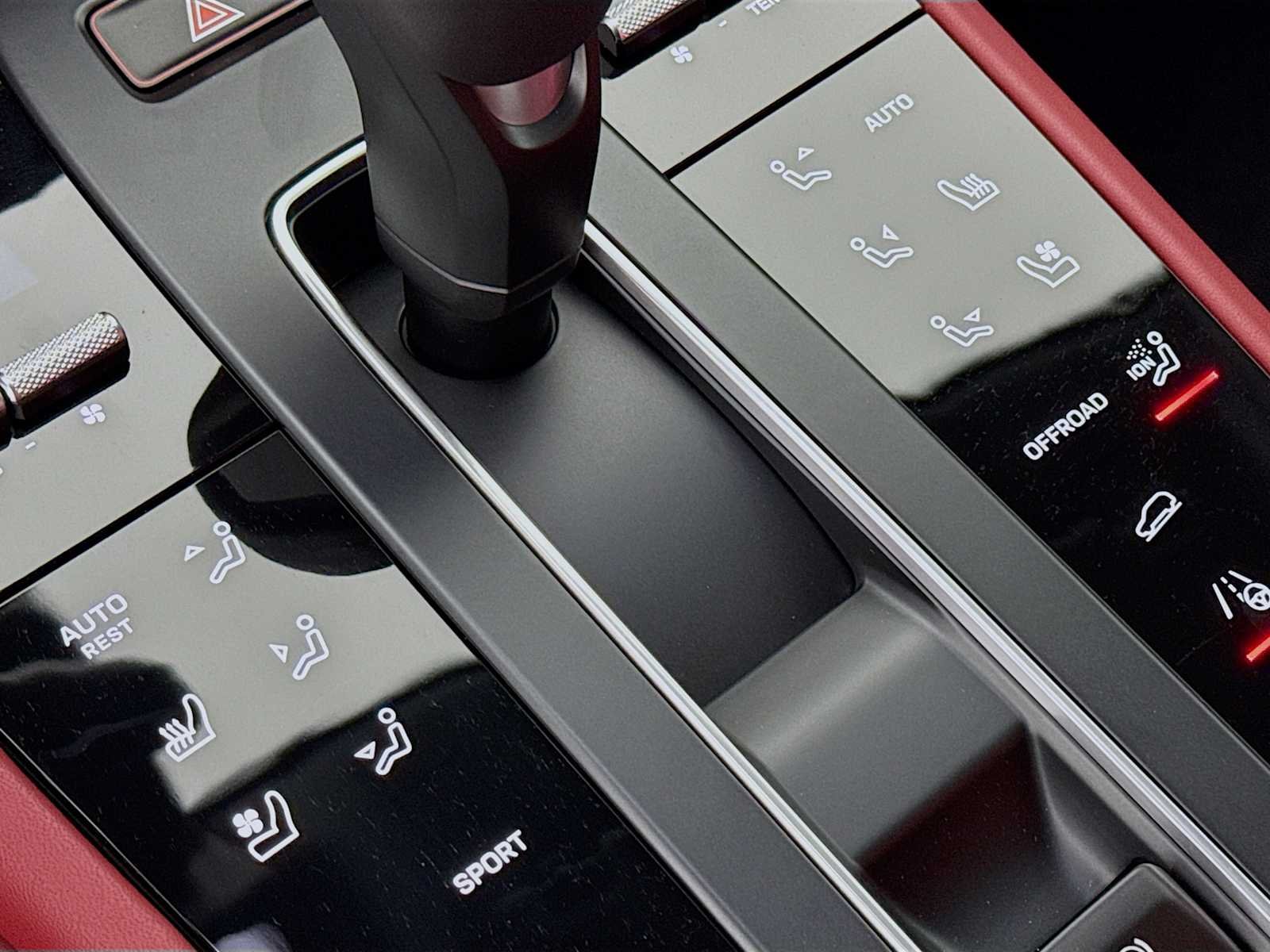 2026 Porsche Macan T - Photo 22