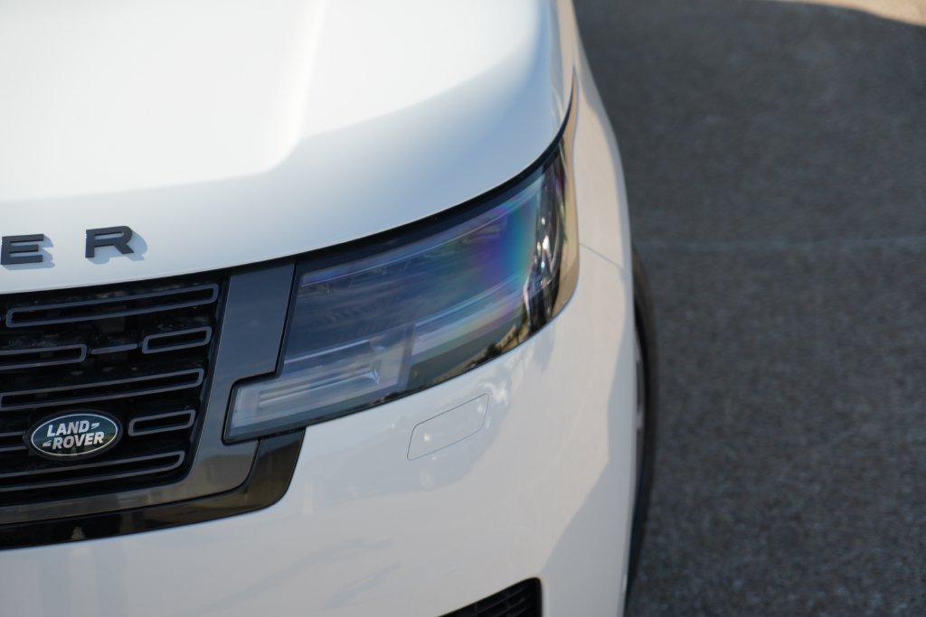 New 2027 Fuji White Land Rover SE image 2