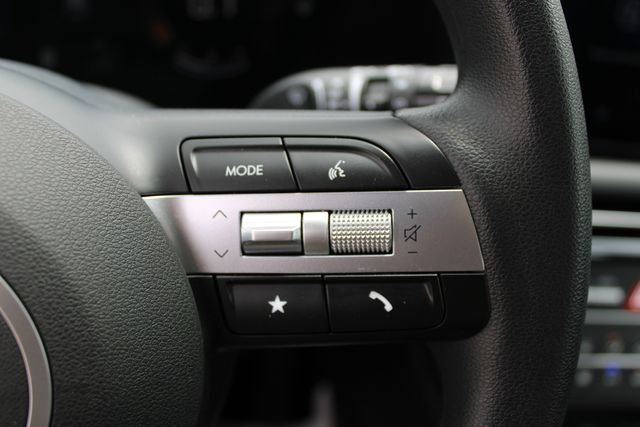 Used 2025 White Pearl Hyundai SE image 6