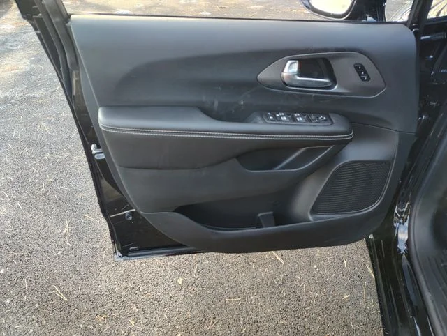 New 2026 Diamond Black Crystal Pearl-Coat Exterior Paint Chrysler Select image 8
