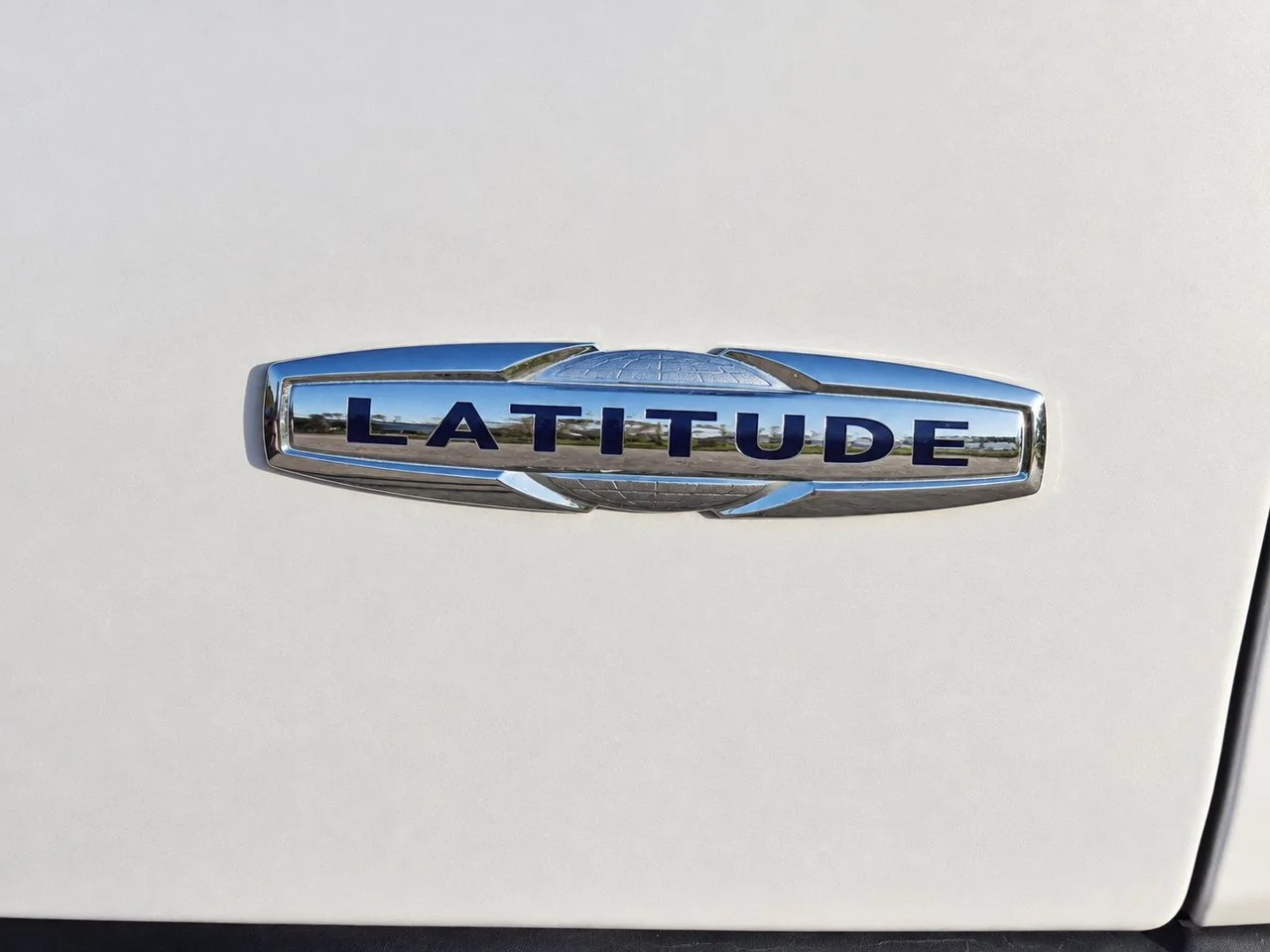 Used 2016 Bright White Jeep Latitude FWD image 6